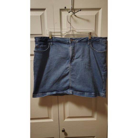 Lee Dresses & Skirts - Lee Regular Fit Mid-Rise Denim Skort 22M